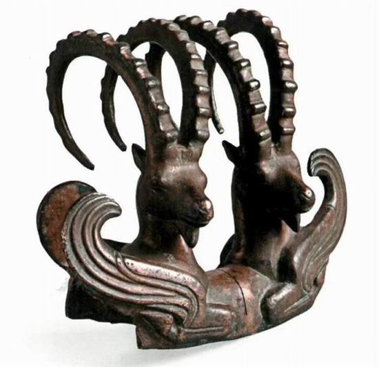 图8 斯基泰文化双羊铜器